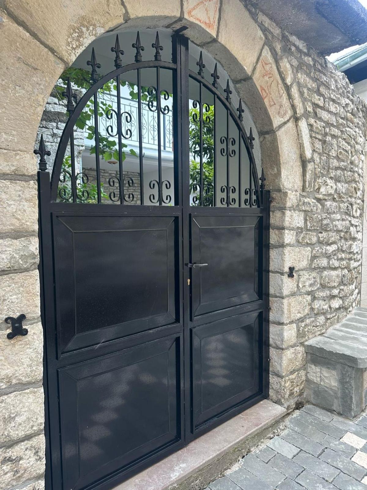 Traditional House Shapllo Gjirokaster Luaran gambar