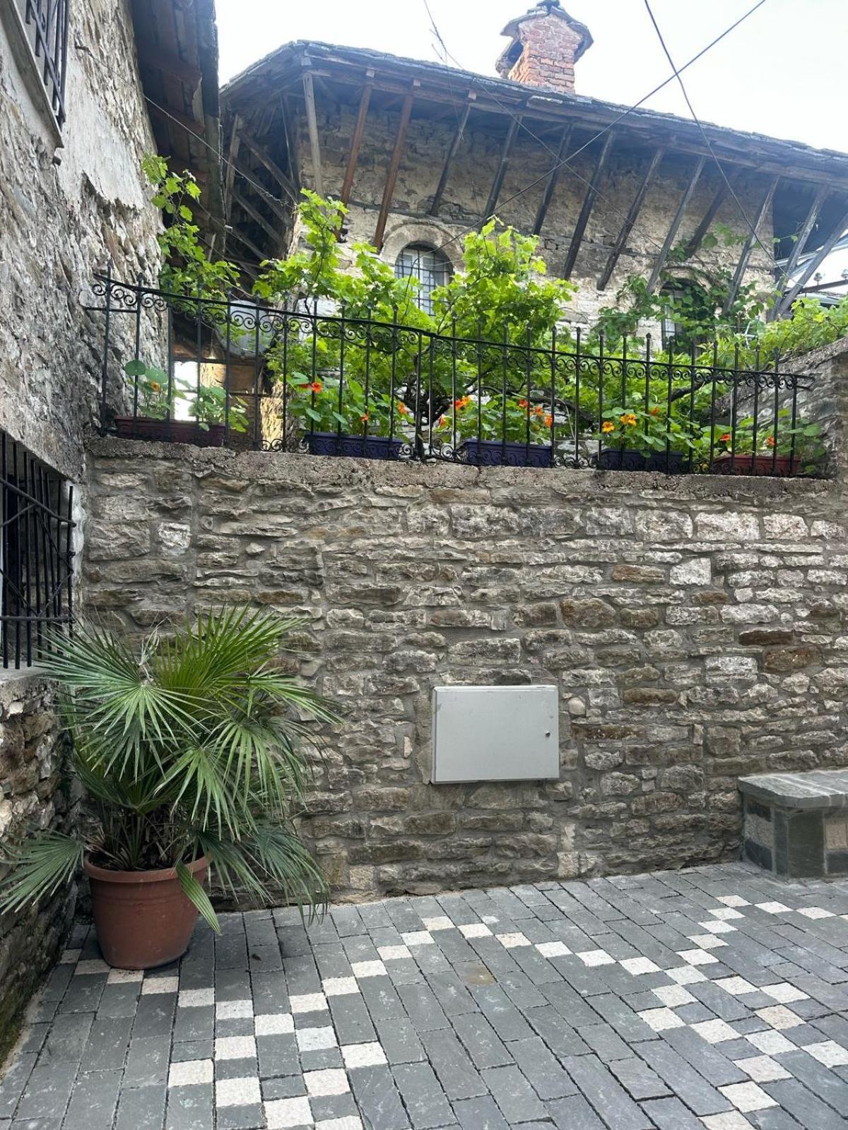 Traditional House Shapllo Gjirokaster Luaran gambar
